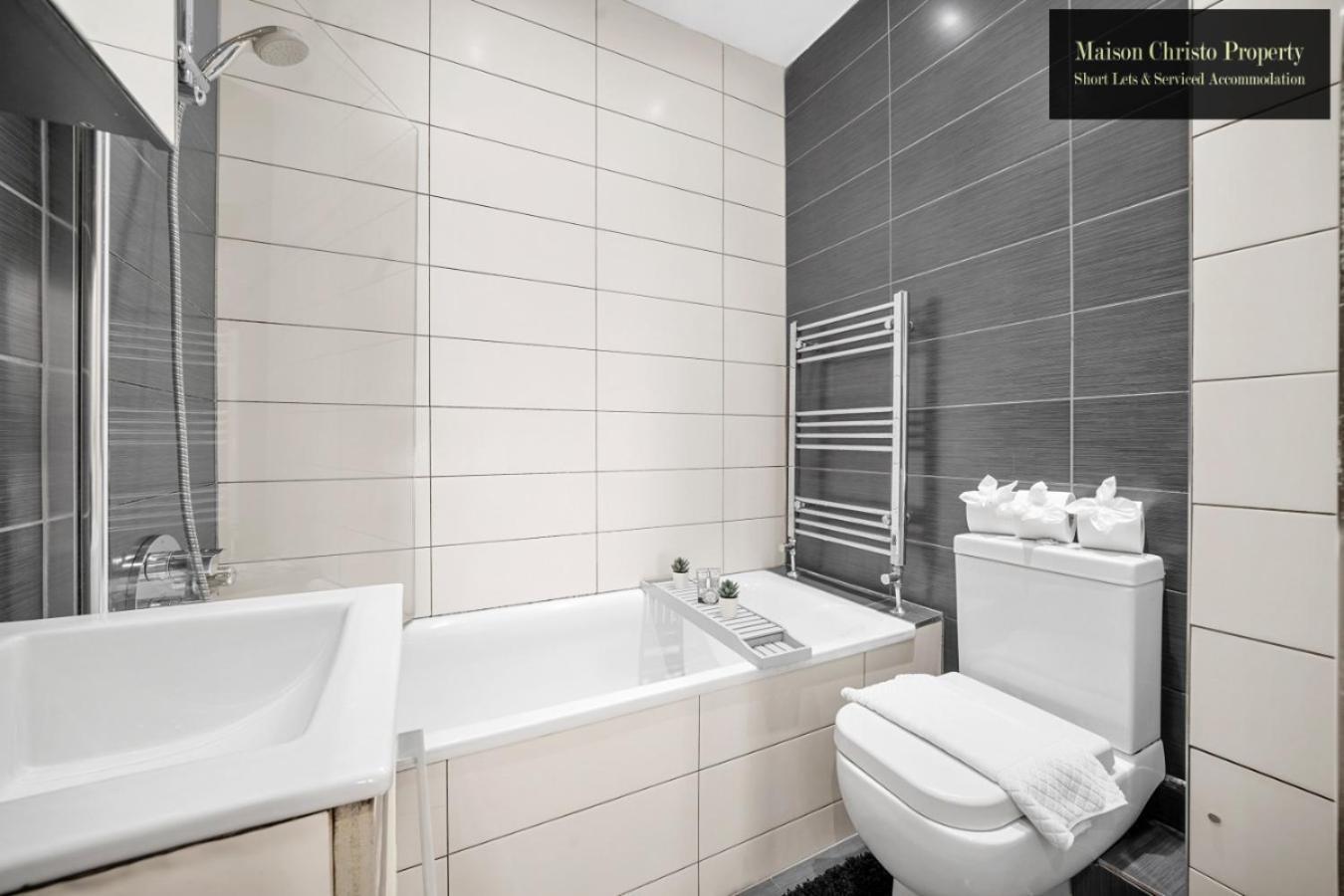 Chic With Private Terrace In East London, Sleeps 6, Servcied By Maison Christo Short Lets & Serviced Accomdation London