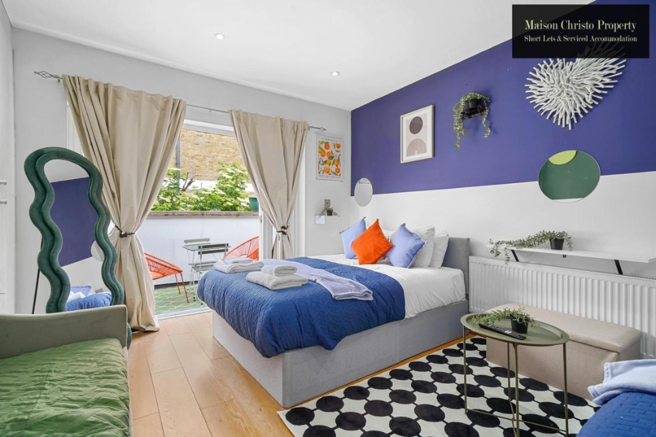 Chic With Private Terrace In East London, Sleeps 6, Servcied By Maison Christo Short Lets & Serviced Accomdation Apartment *