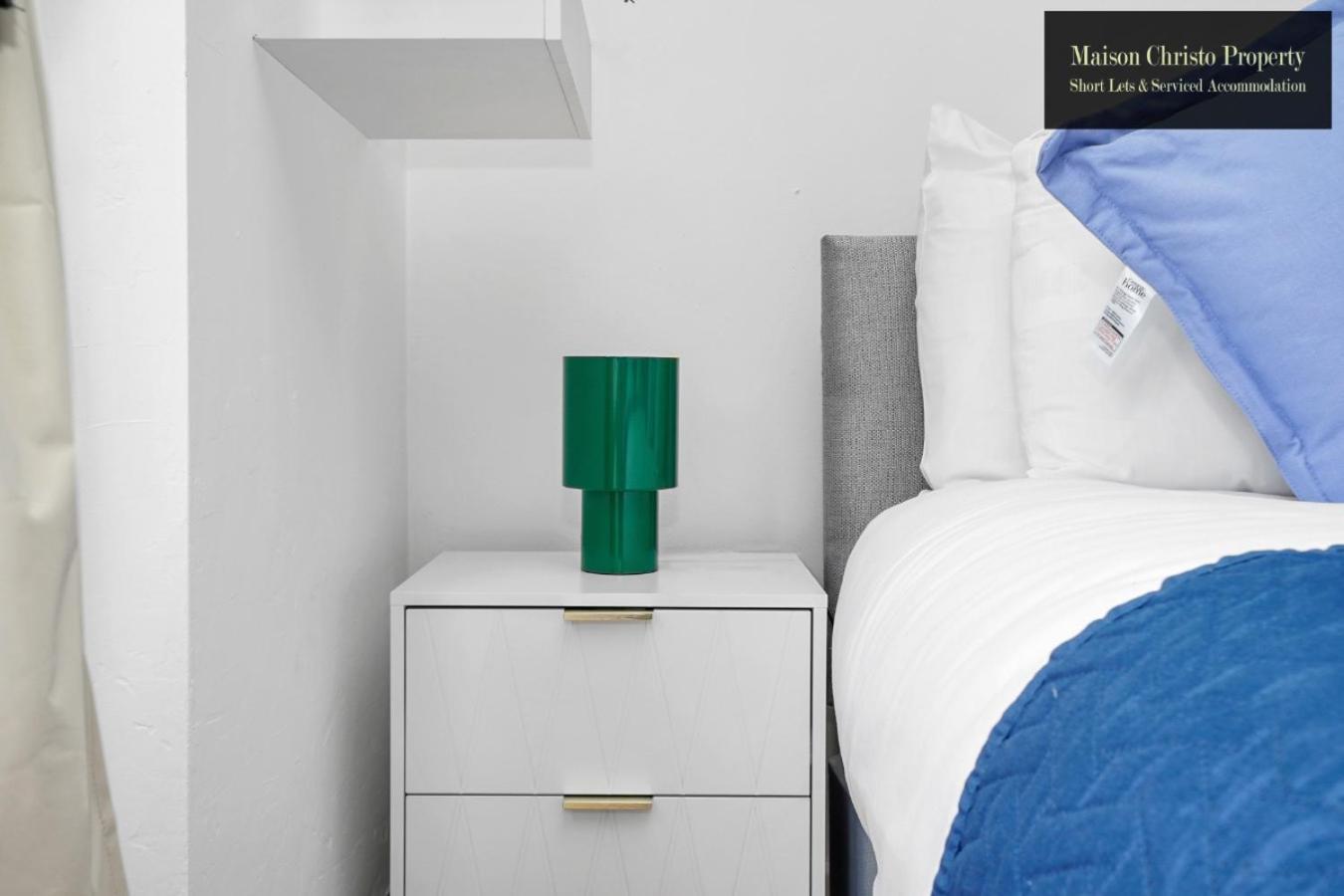 Chic With Private Terrace In East London, Sleeps 6, Servcied By Maison Christo Short Lets & Serviced Accomdation London