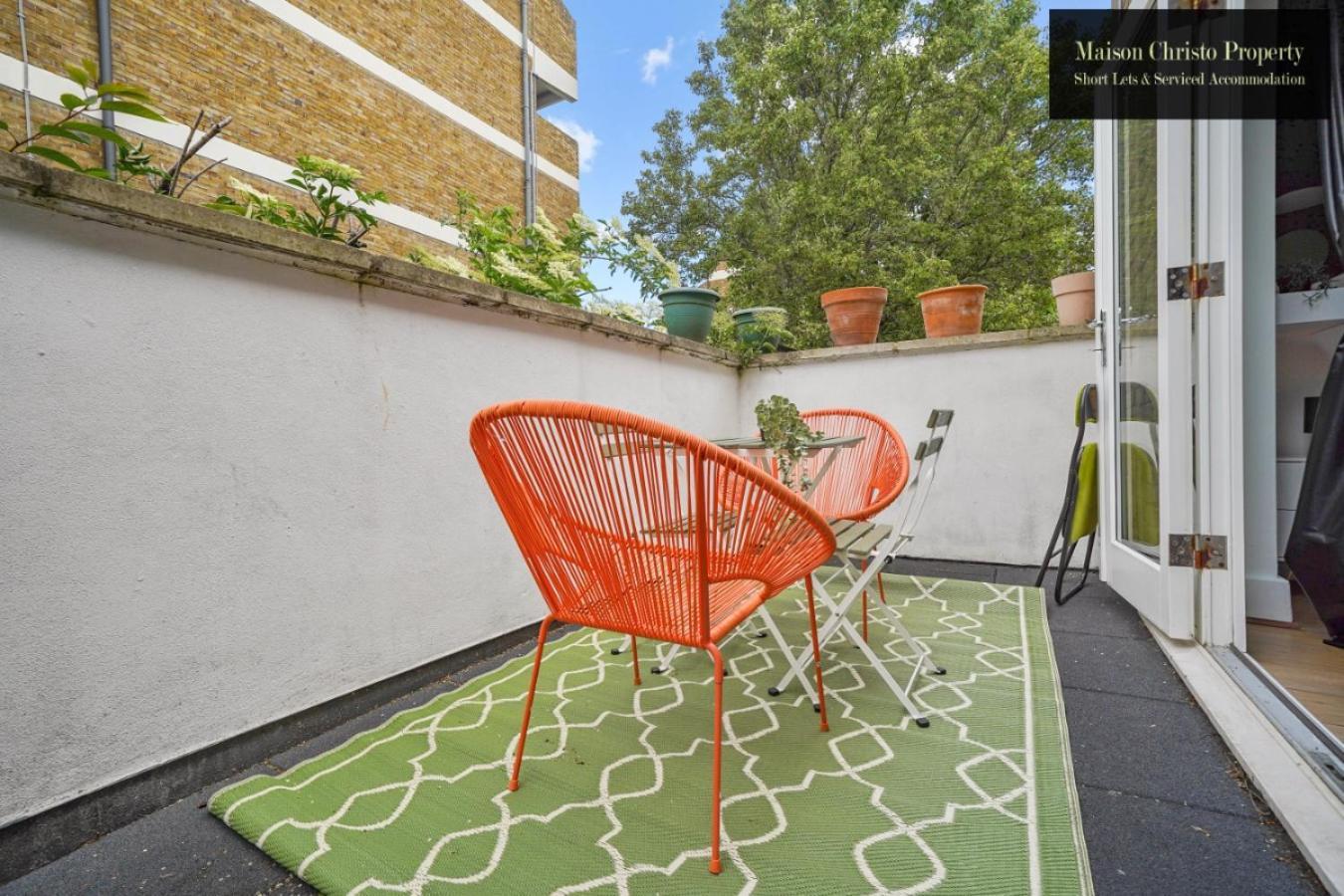Chic With Private Terrace In East London, Sleeps 6, Servcied By Maison Christo Short Lets & Serviced Accomdation Apartment *