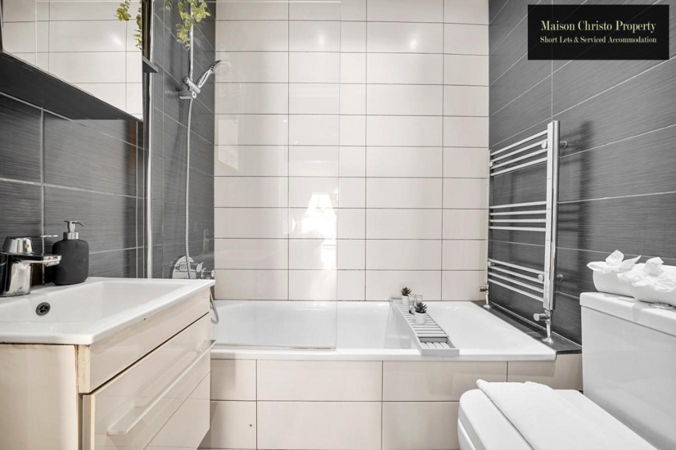 Chic With Private Terrace In East London, Sleeps 6, Servcied By Maison Christo Short Lets & Serviced Accomdation *